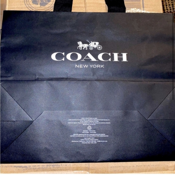 🎉HOST PICK🎉 Selling a Coach Willis purse/w dust bag - Picture 7 of 8